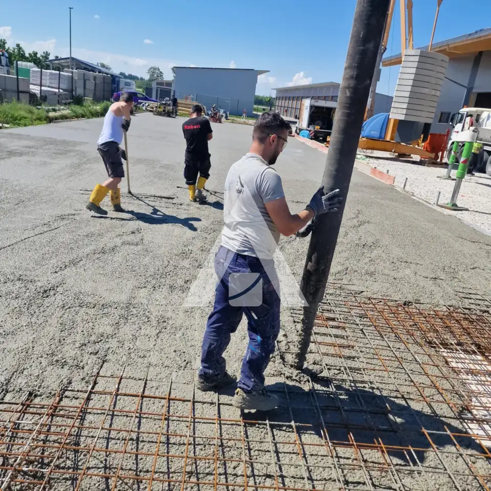 Betonage einer Bodenplatte mit Betonpumpe durch das Team der LB Bau GmbH