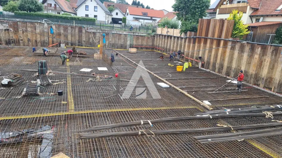 Großflächige Bodenplattenbewehrung in einer Baugrube mit Spundwand – LB Bau GmbH