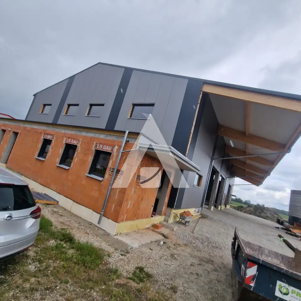 Gewerbegebäude in Massivbauweise mit Rollladenkästen der LB Bau GmbH