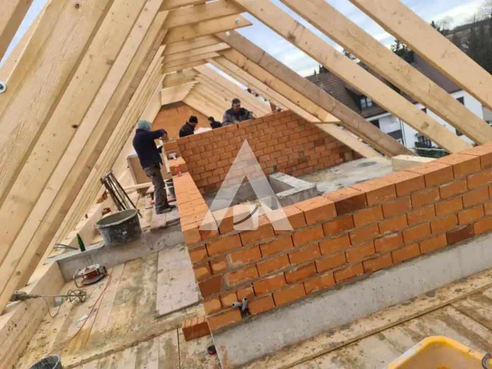 Giebelmauerwerk unter dem Holzdachstuhl