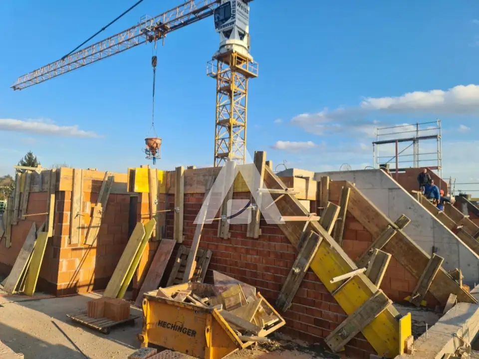 Schalungsarbeiten und Ziegelmauerwerk mit Turmdrehkran
