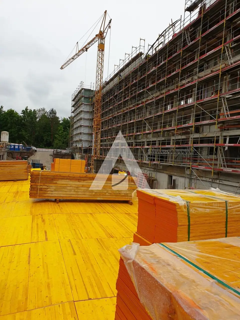 Mehrgeschossiger Wohnungsbau im Rohbau mit Deckenschalung und Kran