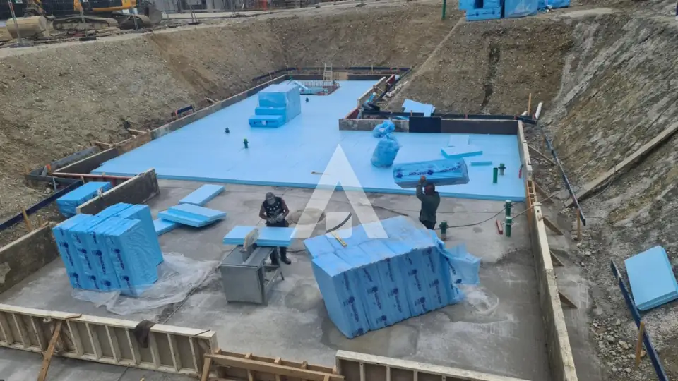 Verlegung der Perimeterdämmung unter einer Bodenplatte – Rohbau LB Bau GmbH