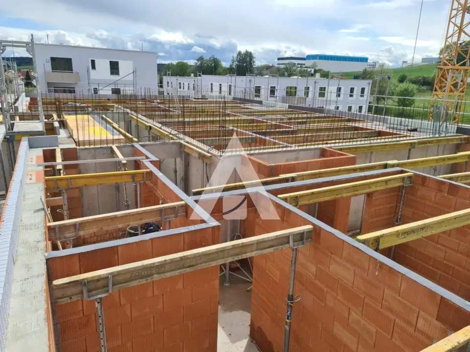 Rohbau mehrerer Reihenhäuser aus Ziegelmauerwerk