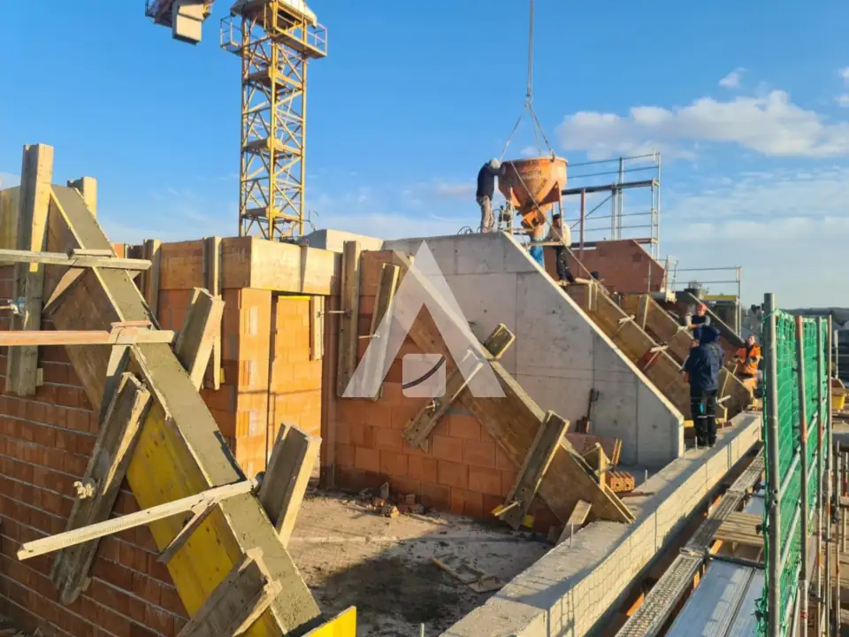 Wandschalung, Ziegelmauerwerk und Turmdrehkran im Rohbau – LB Bau GmbH