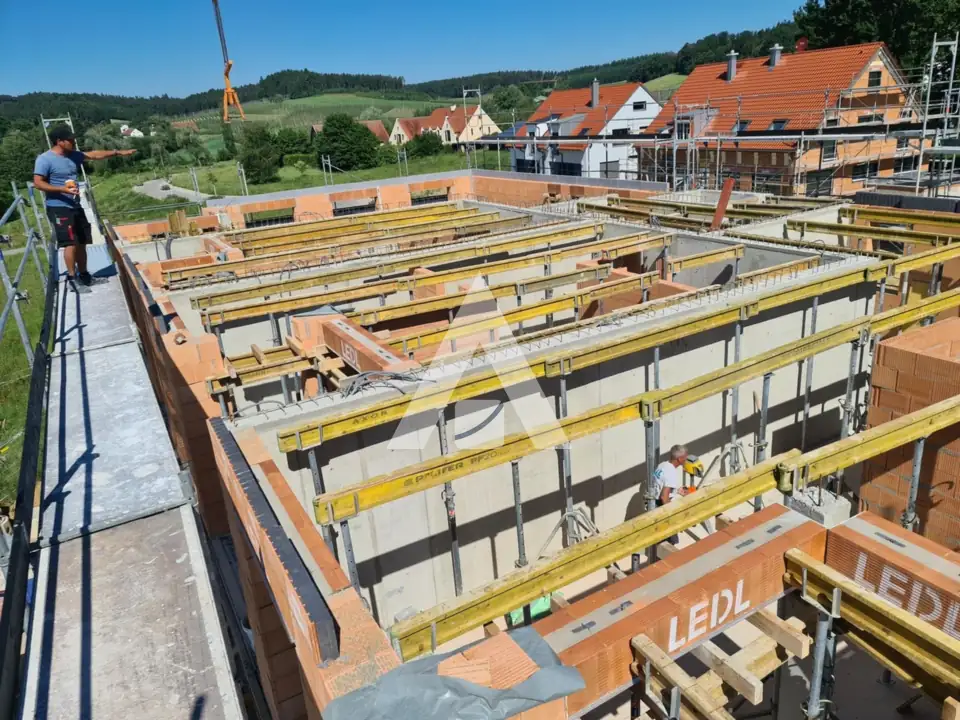 Rohbau einer Wohnanlage mit Mauerwerk und Deckenrandschalung